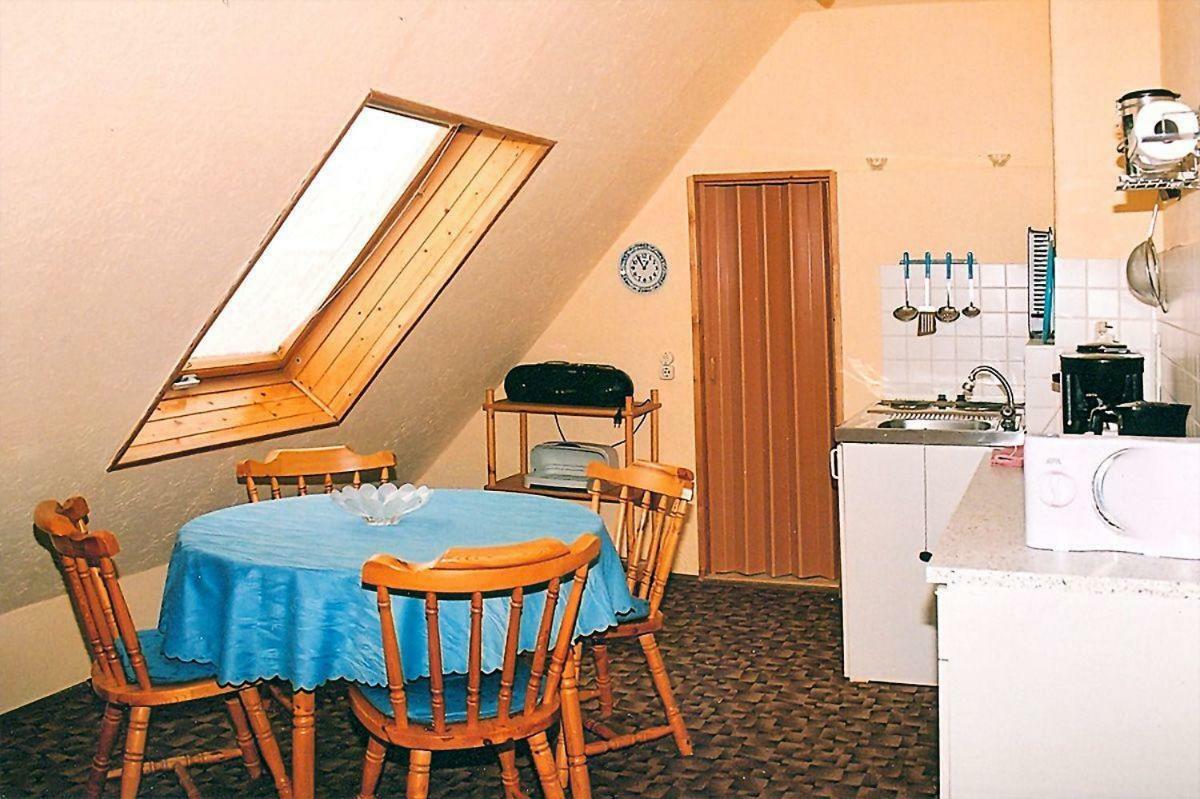 3-Raum-Ferienwohnung-In-Zirkow Buitenkant foto